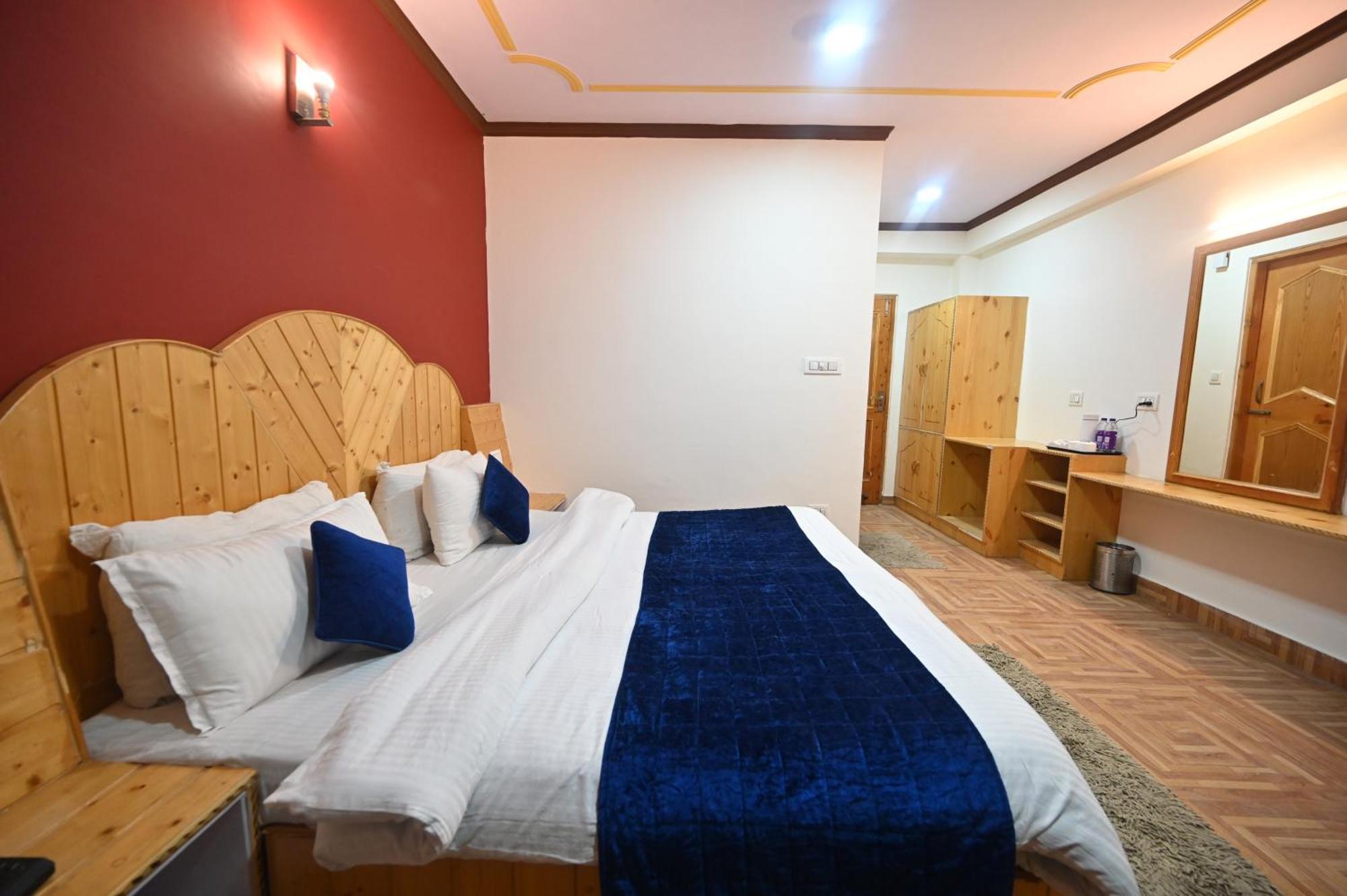 Krishana Cottage A Pure Veg !!!300 M From Hadimba Temple!!!Balcony Rooms!!!Veg Restaurant!!!Couple Friendly!!!Family Cottage!!! Manāli Kültér fotó