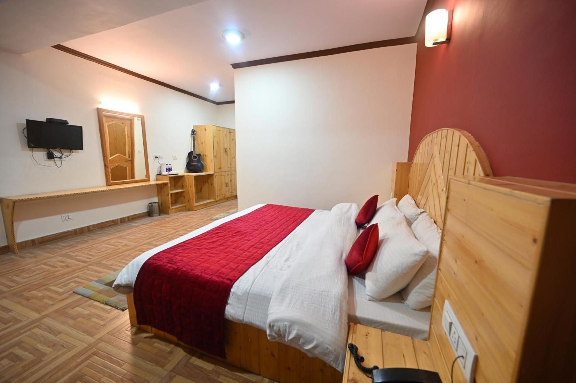 Krishana Cottage A Pure Veg !!!300 M From Hadimba Temple!!!Balcony Rooms!!!Veg Restaurant!!!Couple Friendly!!!Family Cottage!!! Manāli Kültér fotó