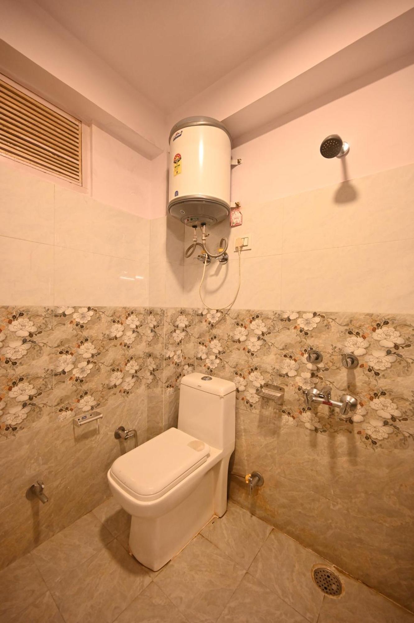Krishana Cottage A Pure Veg !!!300 M From Hadimba Temple!!!Balcony Rooms!!!Veg Restaurant!!!Couple Friendly!!!Family Cottage!!! Manāli Kültér fotó