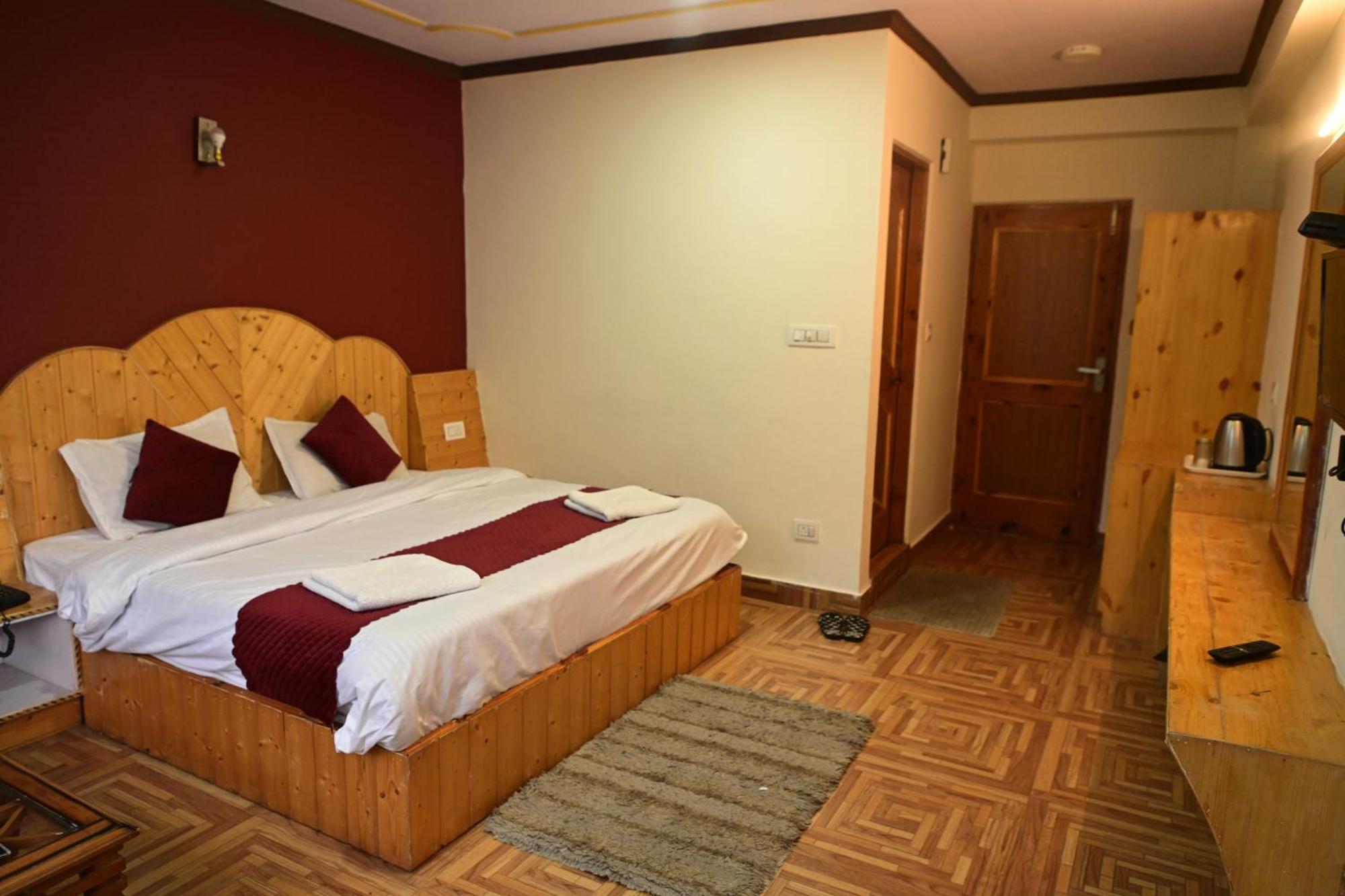Krishana Cottage A Pure Veg !!!300 M From Hadimba Temple!!!Balcony Rooms!!!Veg Restaurant!!!Couple Friendly!!!Family Cottage!!! Manāli Kültér fotó