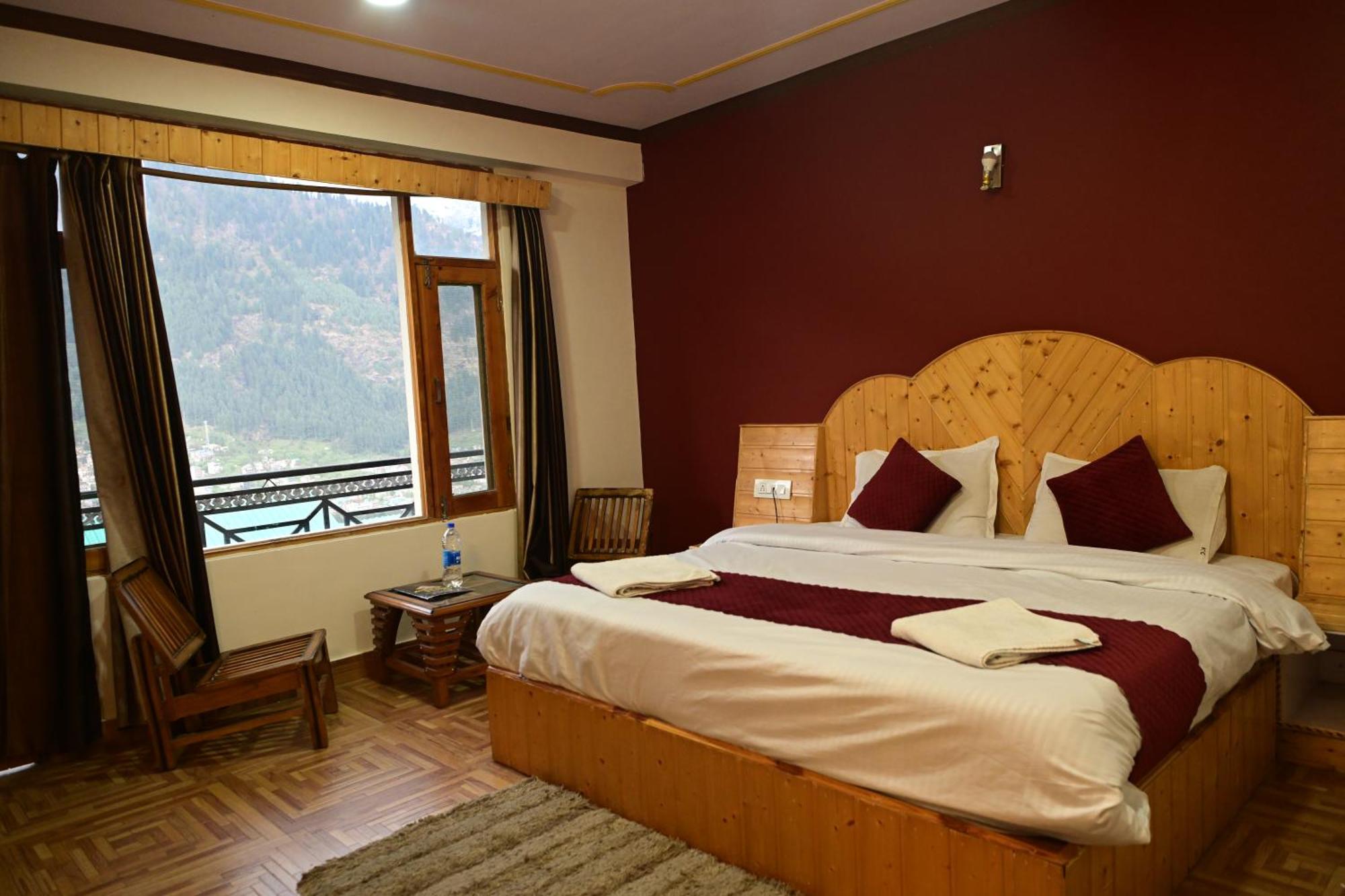 Krishana Cottage A Pure Veg !!!300 M From Hadimba Temple!!!Balcony Rooms!!!Veg Restaurant!!!Couple Friendly!!!Family Cottage!!! Manāli Kültér fotó