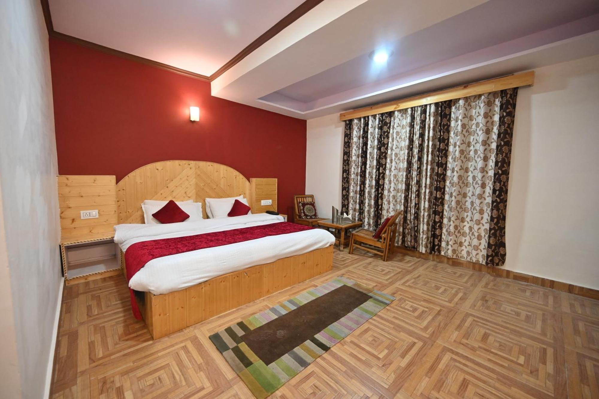 Krishana Cottage A Pure Veg !!!300 M From Hadimba Temple!!!Balcony Rooms!!!Veg Restaurant!!!Couple Friendly!!!Family Cottage!!! Manāli Kültér fotó