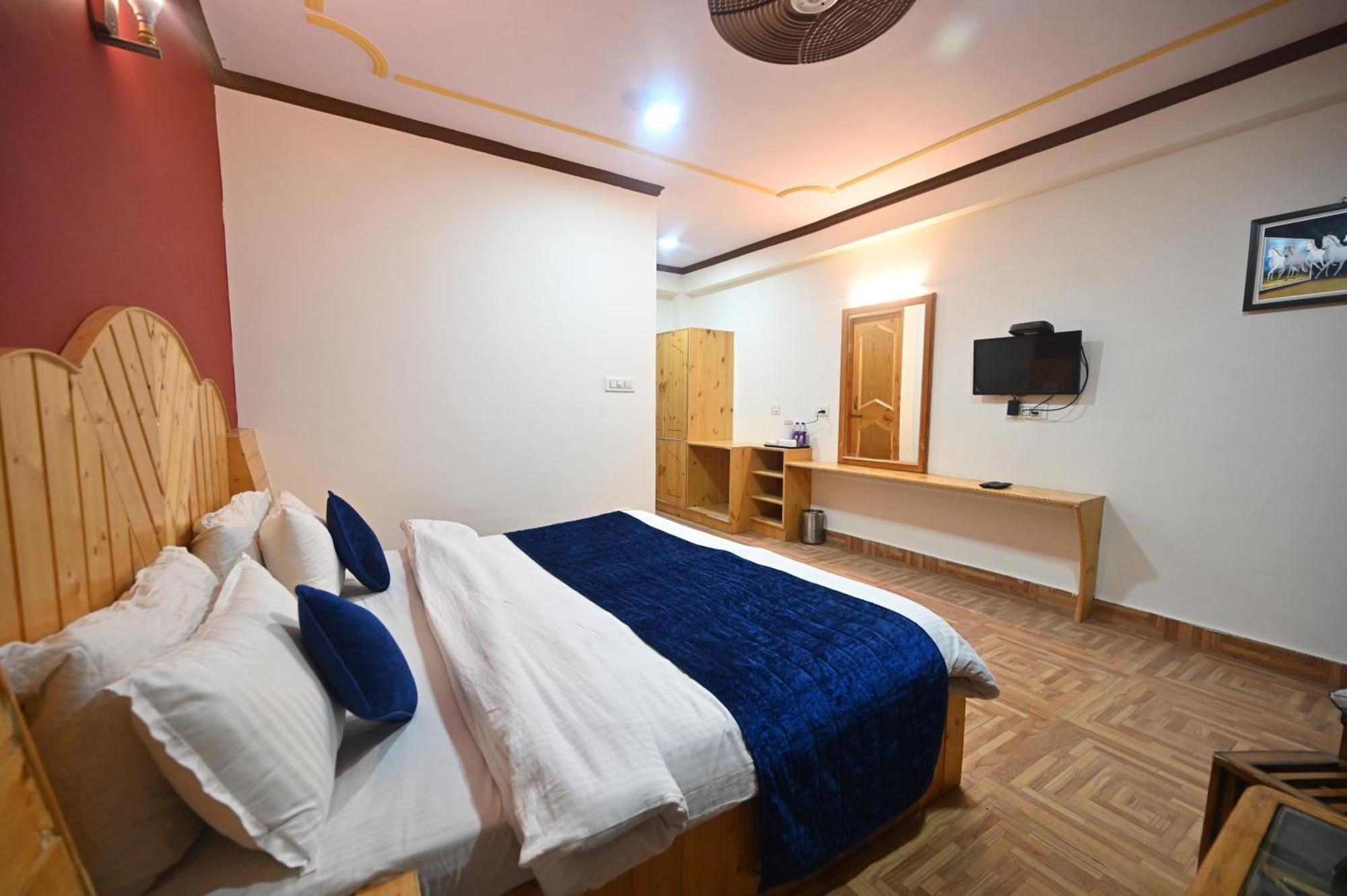 Krishana Cottage A Pure Veg !!!300 M From Hadimba Temple!!!Balcony Rooms!!!Veg Restaurant!!!Couple Friendly!!!Family Cottage!!! Manāli Kültér fotó