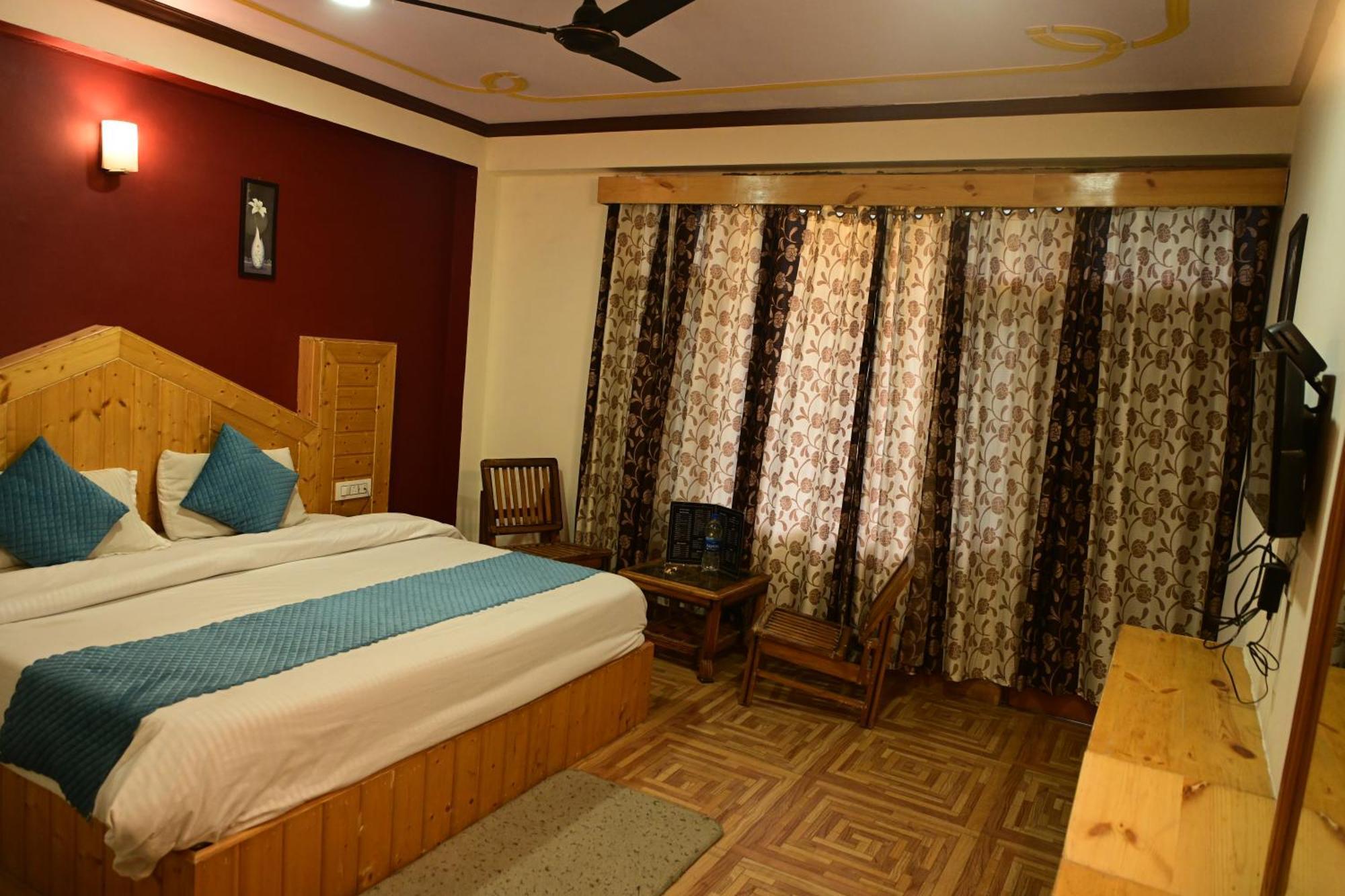 Krishana Cottage A Pure Veg !!!300 M From Hadimba Temple!!!Balcony Rooms!!!Veg Restaurant!!!Couple Friendly!!!Family Cottage!!! Manāli Kültér fotó