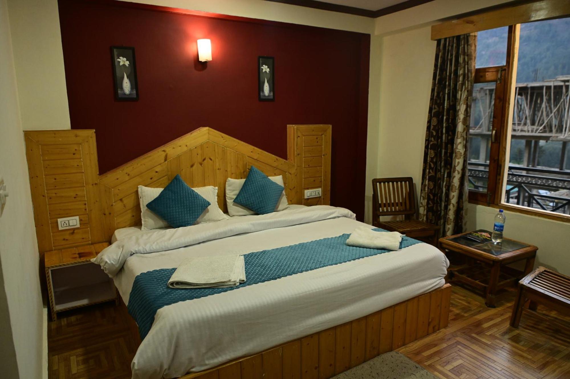 Krishana Cottage A Pure Veg !!!300 M From Hadimba Temple!!!Balcony Rooms!!!Veg Restaurant!!!Couple Friendly!!!Family Cottage!!! Manāli Kültér fotó