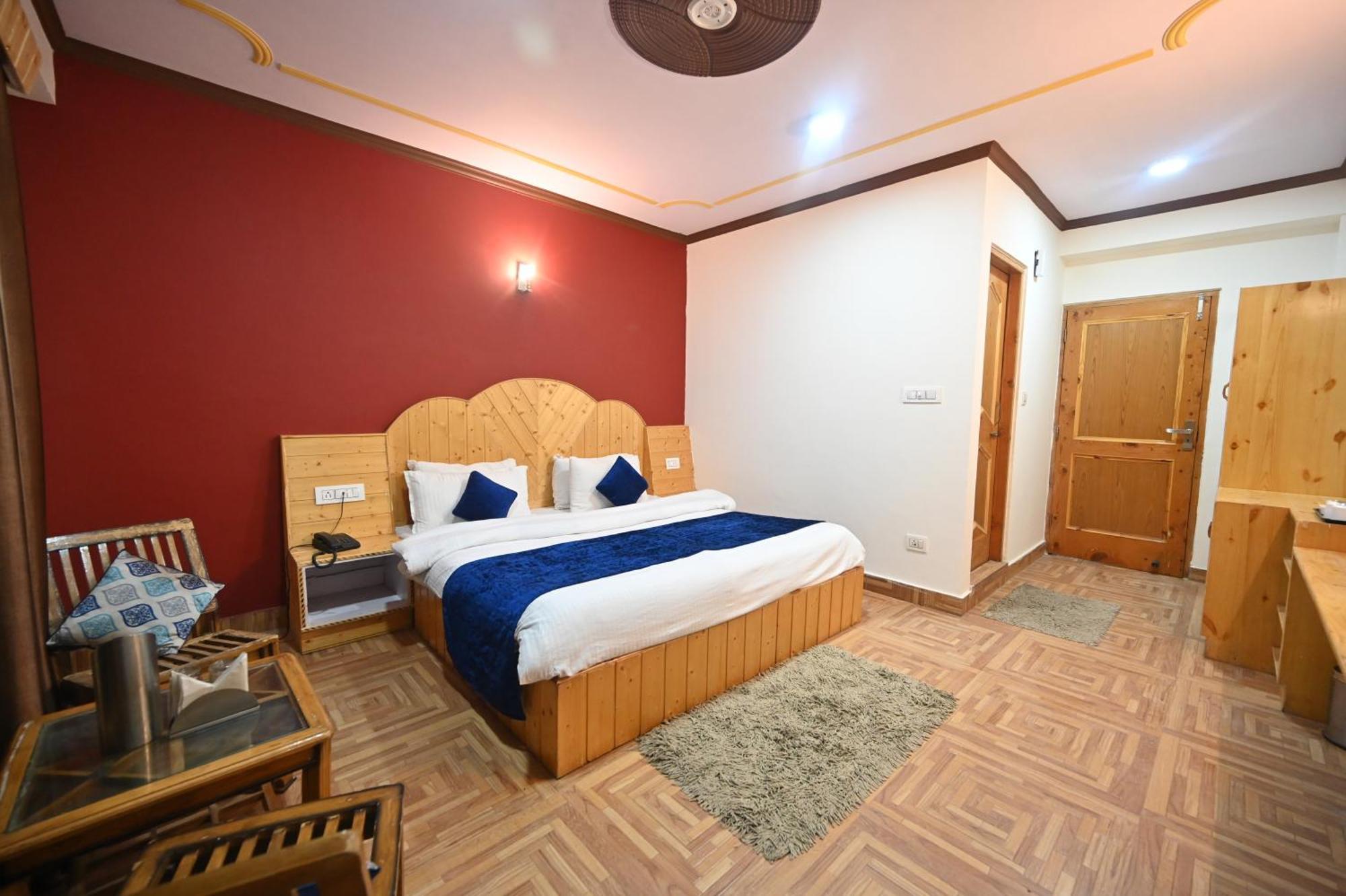 Krishana Cottage A Pure Veg !!!300 M From Hadimba Temple!!!Balcony Rooms!!!Veg Restaurant!!!Couple Friendly!!!Family Cottage!!! Manāli Kültér fotó