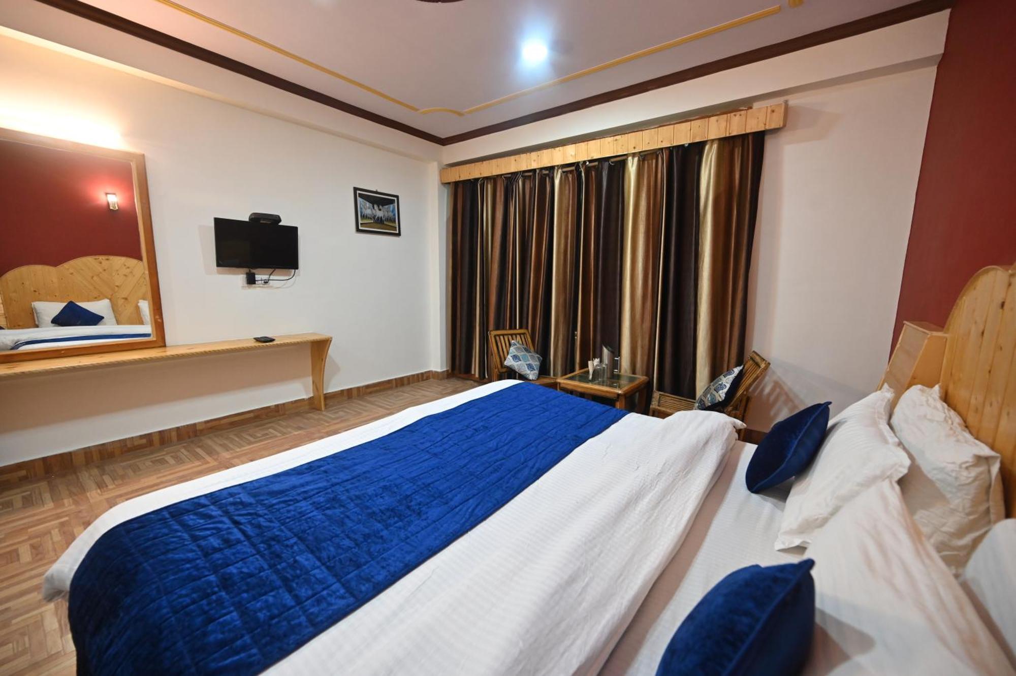 Krishana Cottage A Pure Veg !!!300 M From Hadimba Temple!!!Balcony Rooms!!!Veg Restaurant!!!Couple Friendly!!!Family Cottage!!! Manāli Kültér fotó
