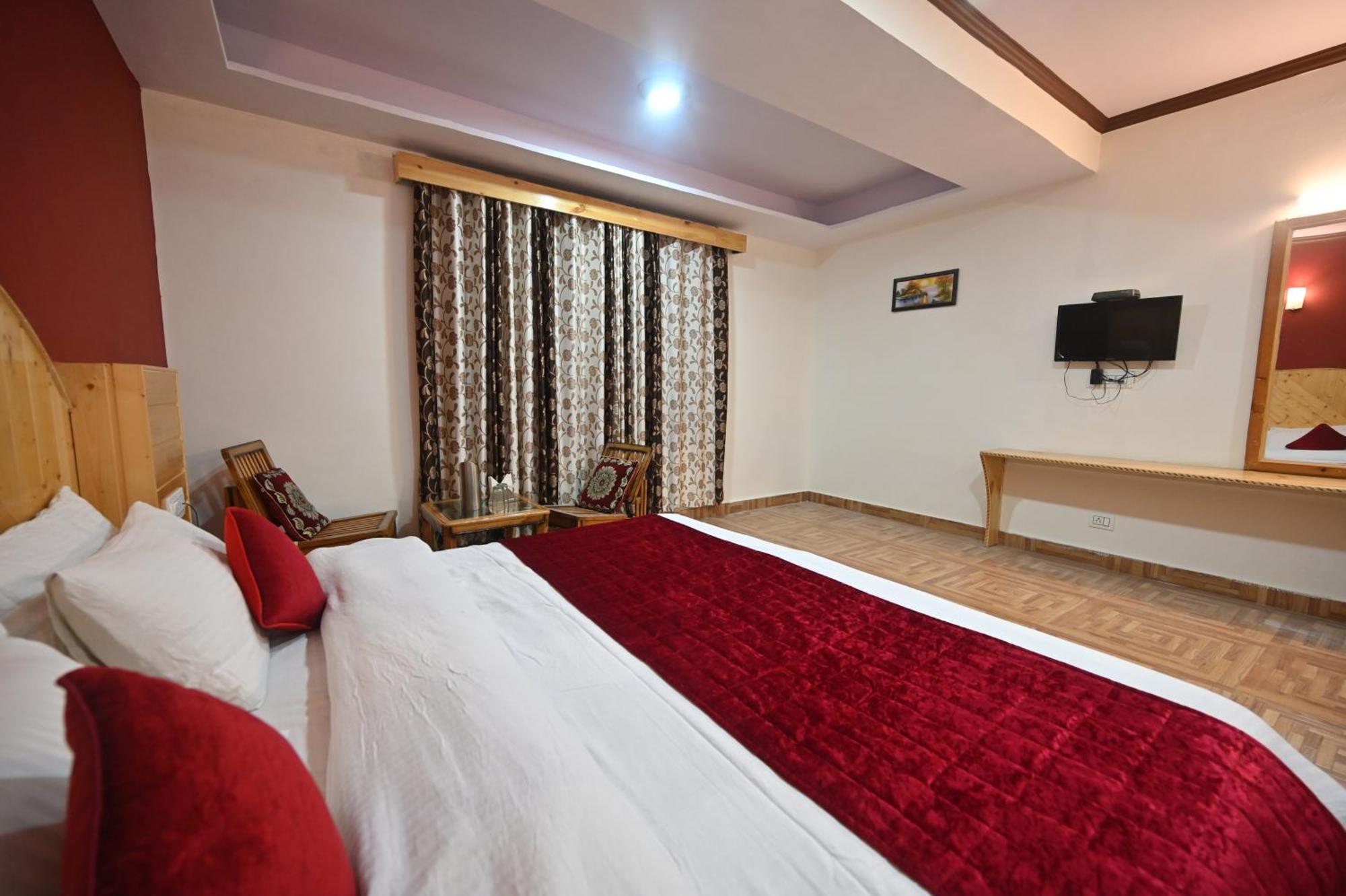 Krishana Cottage A Pure Veg !!!300 M From Hadimba Temple!!!Balcony Rooms!!!Veg Restaurant!!!Couple Friendly!!!Family Cottage!!! Manāli Kültér fotó