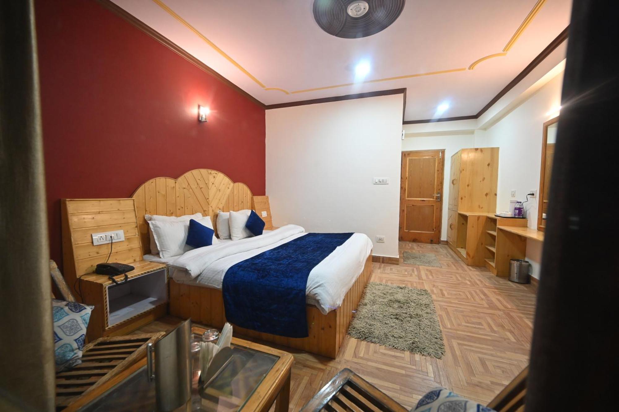 Krishana Cottage A Pure Veg !!!300 M From Hadimba Temple!!!Balcony Rooms!!!Veg Restaurant!!!Couple Friendly!!!Family Cottage!!! Manāli Kültér fotó