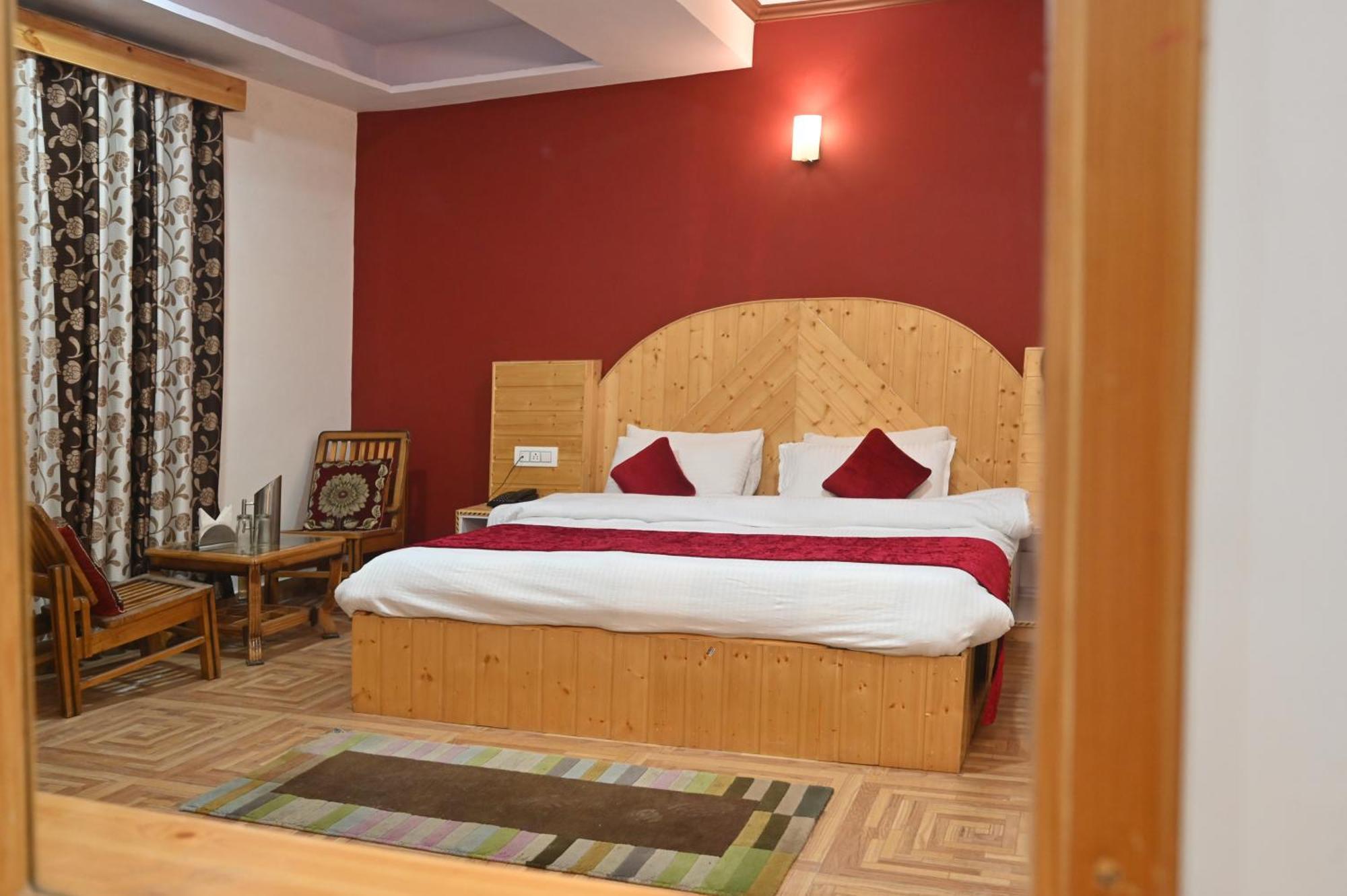 Krishana Cottage A Pure Veg !!!300 M From Hadimba Temple!!!Balcony Rooms!!!Veg Restaurant!!!Couple Friendly!!!Family Cottage!!! Manāli Kültér fotó