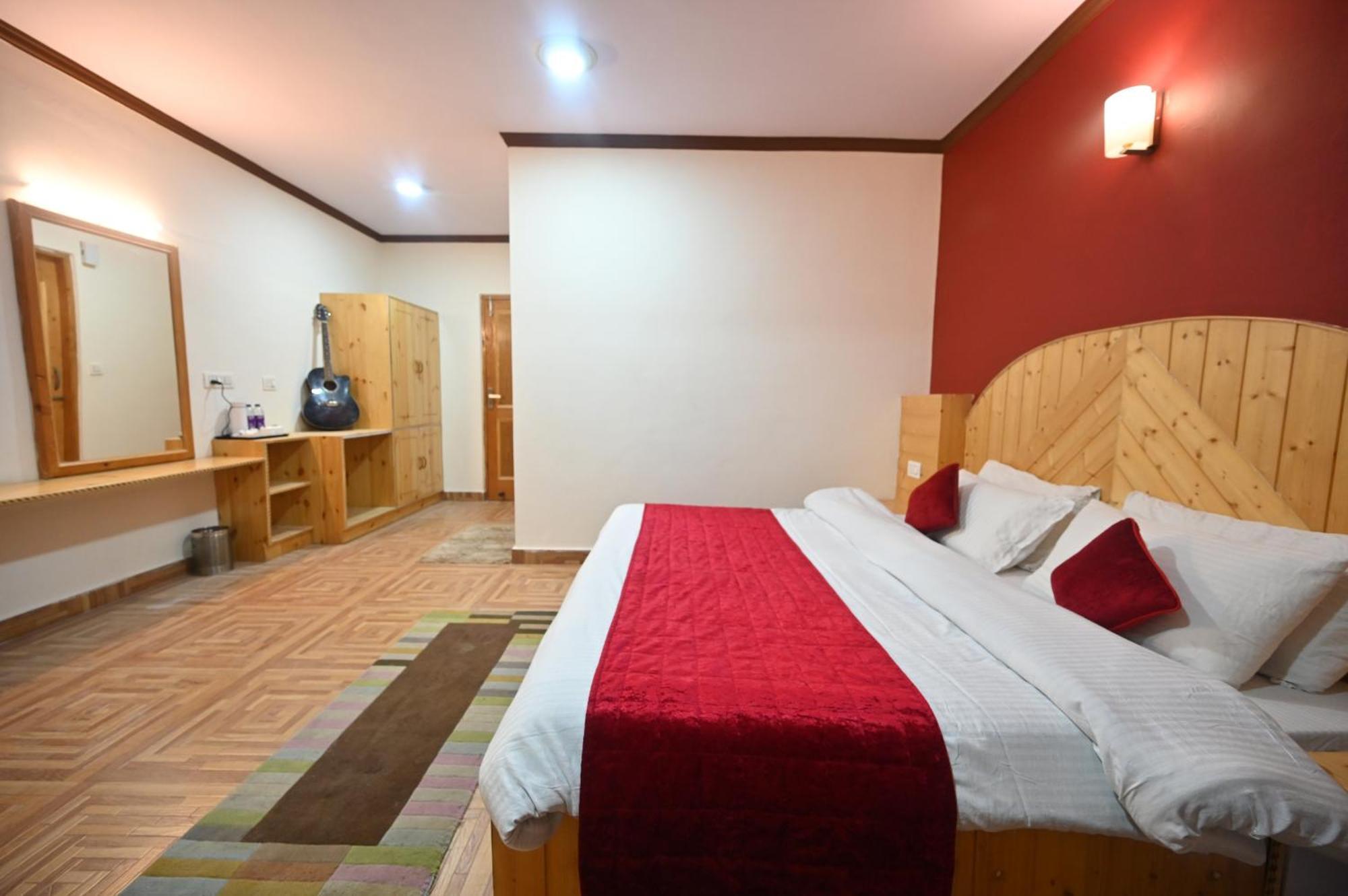 Krishana Cottage A Pure Veg !!!300 M From Hadimba Temple!!!Balcony Rooms!!!Veg Restaurant!!!Couple Friendly!!!Family Cottage!!! Manāli Kültér fotó