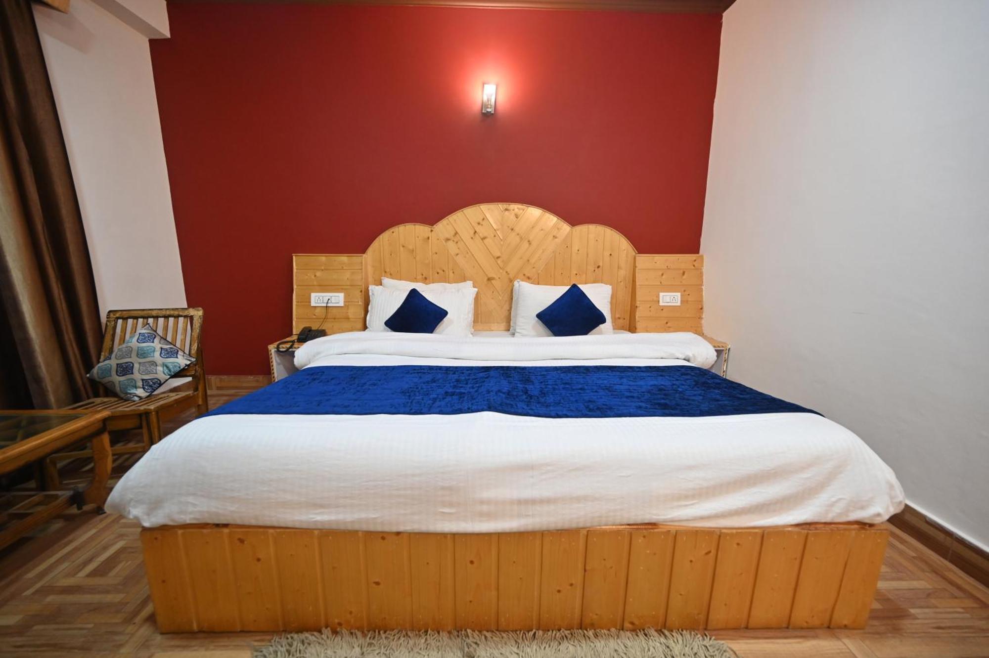 Krishana Cottage A Pure Veg !!!300 M From Hadimba Temple!!!Balcony Rooms!!!Veg Restaurant!!!Couple Friendly!!!Family Cottage!!! Manāli Kültér fotó