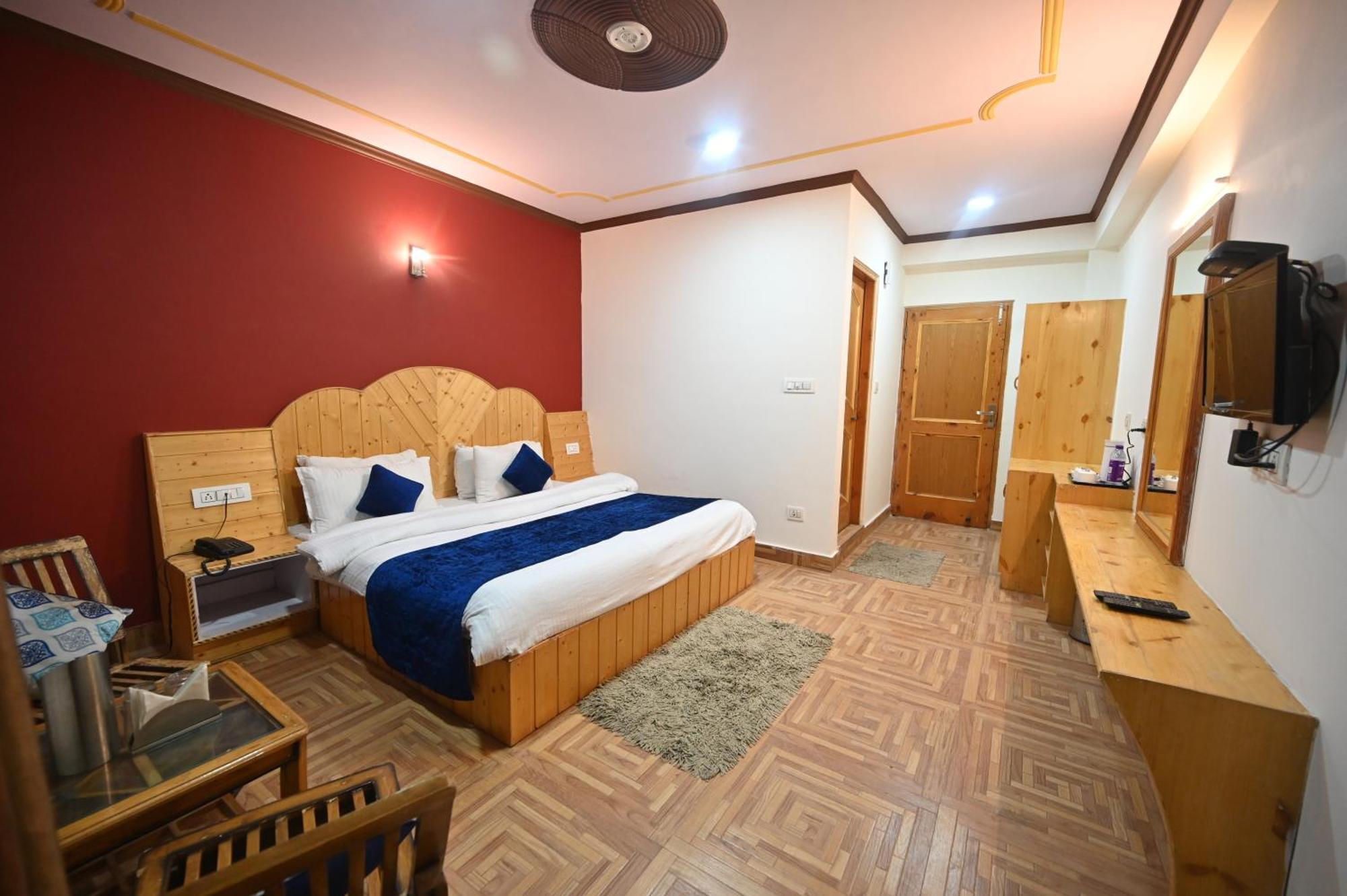 Krishana Cottage A Pure Veg !!!300 M From Hadimba Temple!!!Balcony Rooms!!!Veg Restaurant!!!Couple Friendly!!!Family Cottage!!! Manāli Kültér fotó