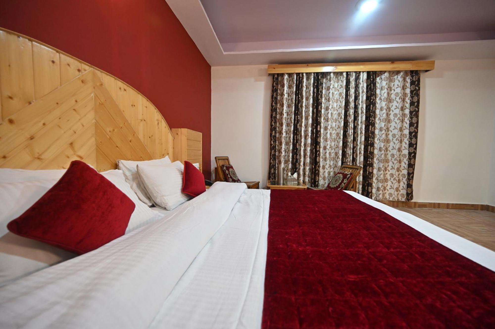 Krishana Cottage A Pure Veg !!!300 M From Hadimba Temple!!!Balcony Rooms!!!Veg Restaurant!!!Couple Friendly!!!Family Cottage!!! Manāli Kültér fotó