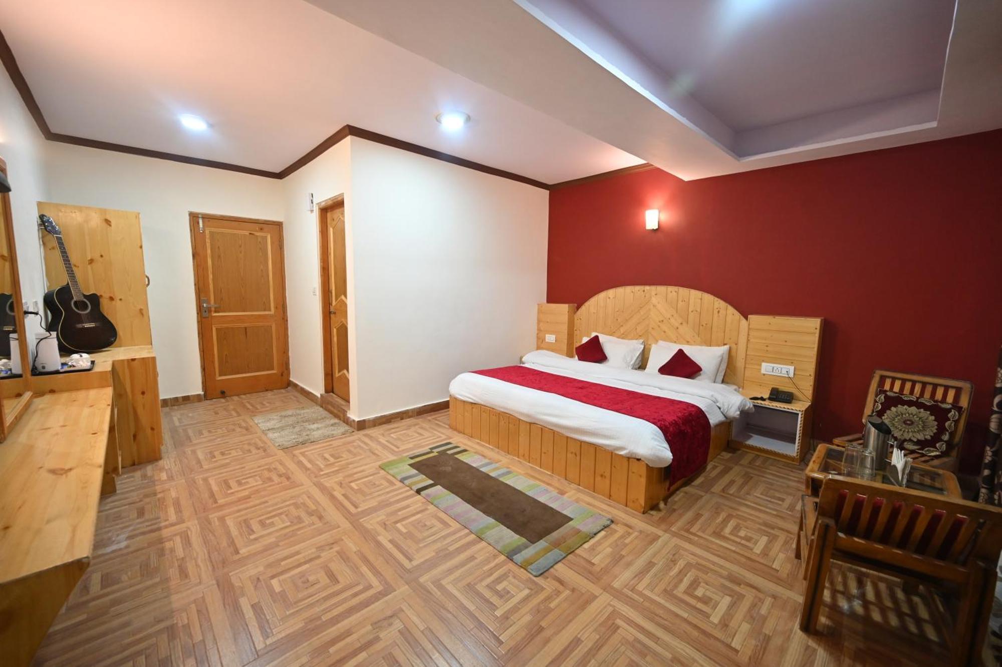 Krishana Cottage A Pure Veg !!!300 M From Hadimba Temple!!!Balcony Rooms!!!Veg Restaurant!!!Couple Friendly!!!Family Cottage!!! Manāli Kültér fotó