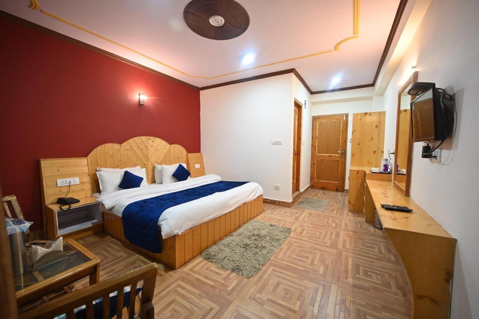 Krishana Cottage A Pure Veg !!!300 M From Hadimba Temple!!!Balcony Rooms!!!Veg Restaurant!!!Couple Friendly!!!Family Cottage!!! Manāli Szoba fotó