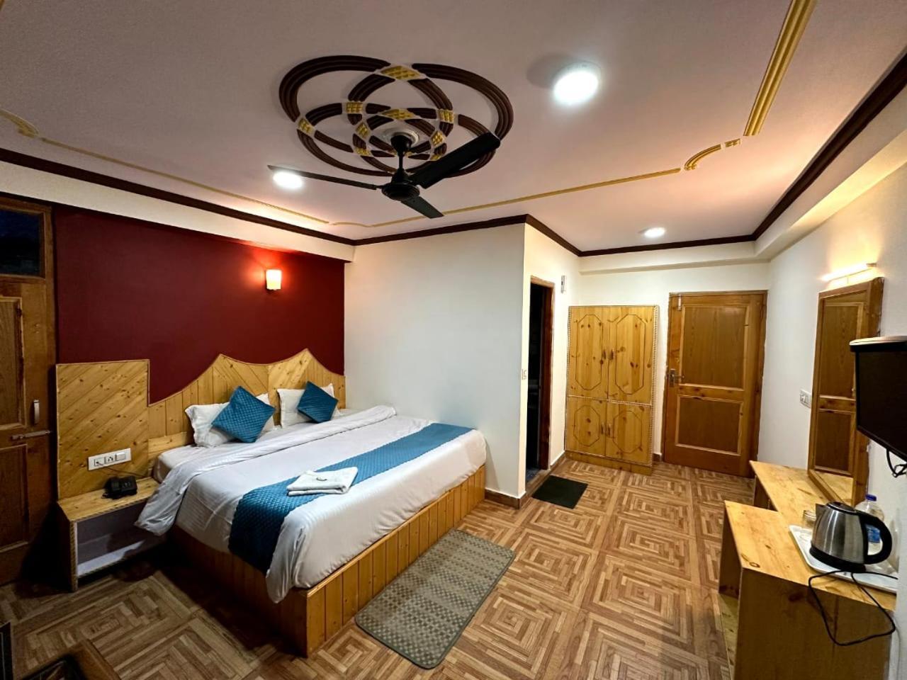Krishana Cottage A Pure Veg !!!300 M From Hadimba Temple!!!Balcony Rooms!!!Veg Restaurant!!!Couple Friendly!!!Family Cottage!!! Manāli Kültér fotó