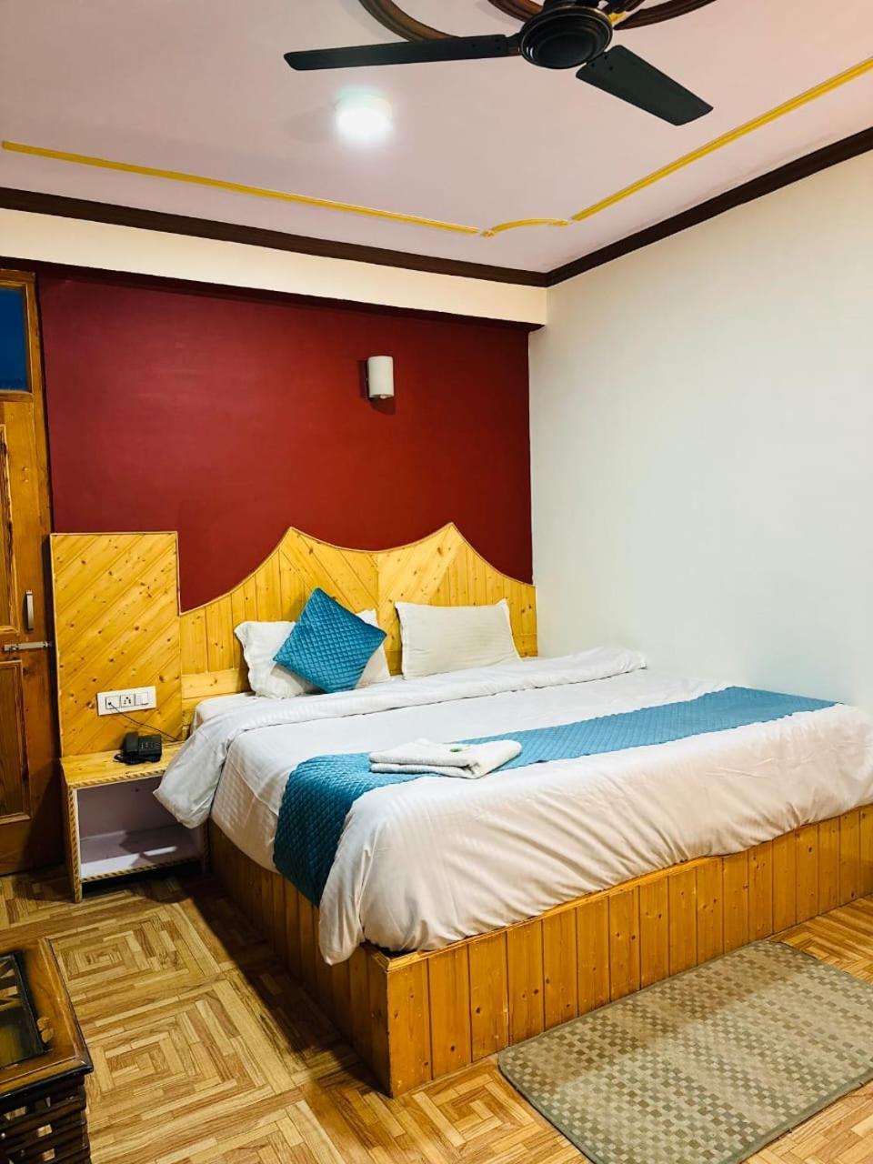 Krishana Cottage A Pure Veg !!!300 M From Hadimba Temple!!!Balcony Rooms!!!Veg Restaurant!!!Couple Friendly!!!Family Cottage!!! Manāli Kültér fotó