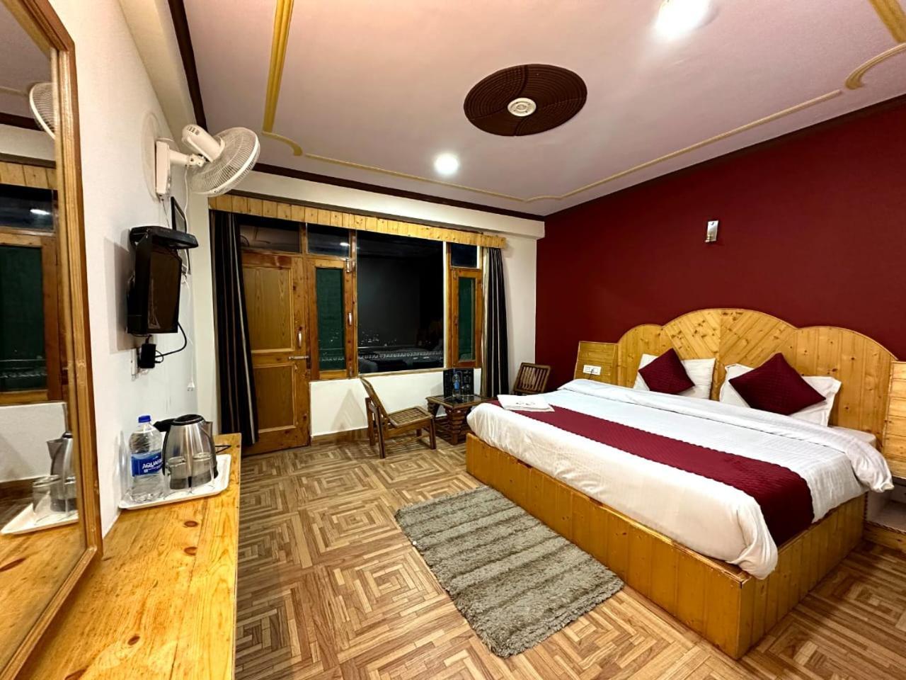 Krishana Cottage A Pure Veg !!!300 M From Hadimba Temple!!!Balcony Rooms!!!Veg Restaurant!!!Couple Friendly!!!Family Cottage!!! Manāli Kültér fotó